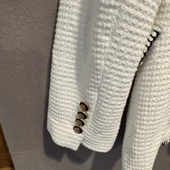 Zara Women's White Textured Blazer with Black Trim - Picture 7 of 7